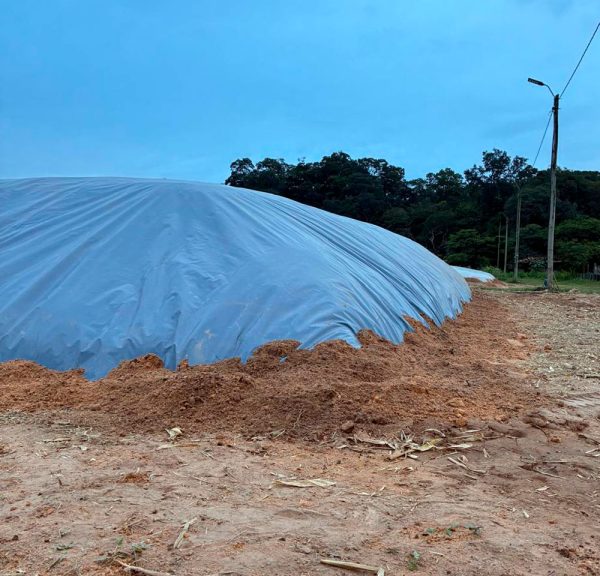 Detalle de manta silo bicolor para protección de forraje y ensilado en campo - Geoland